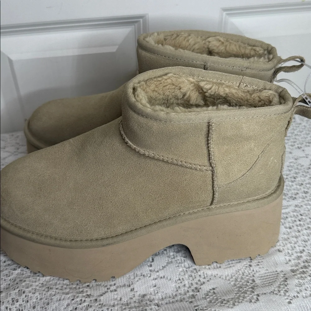 NWOT UGG Beige Suede Platform Ankle Booties with Shearling fur sz 9